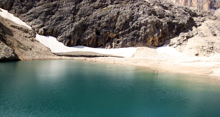 Hiking in South Tirol, lake Antermoia