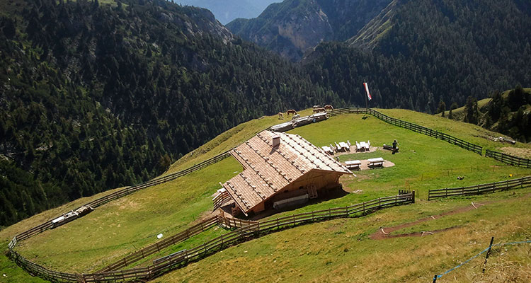 Wander in Völs am Schlern, Moarbodenhütte
