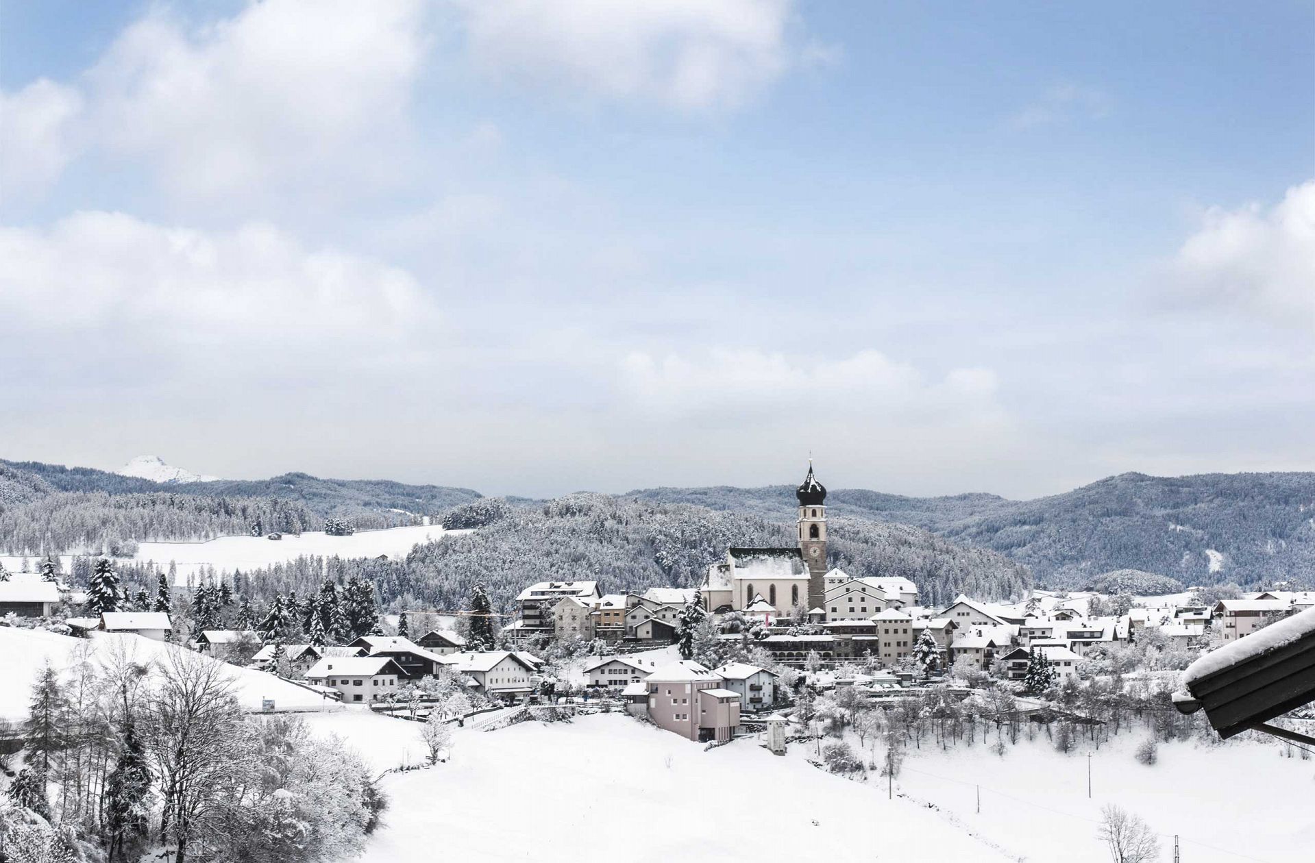 Fiè allo Sciliar in powder snow