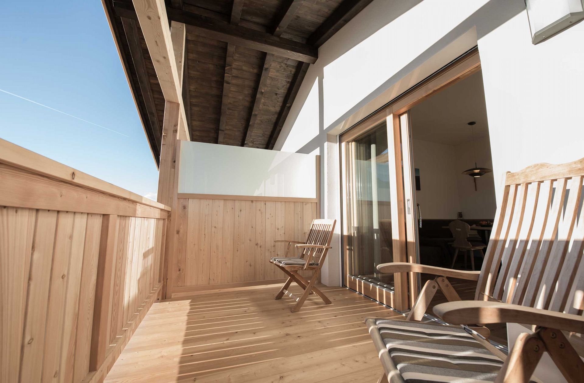Prendere il sole sul balcone